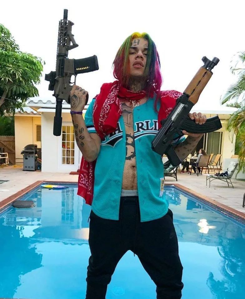 tekashi z bronią i karabinem