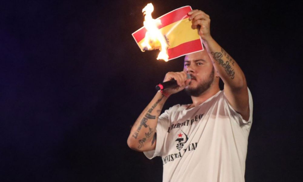 pablo hasel pali flagę hiszpanii