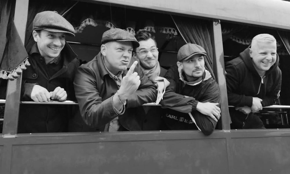 Bilon porwał przechodniów do tańca podczas koncertu w tramwaju
