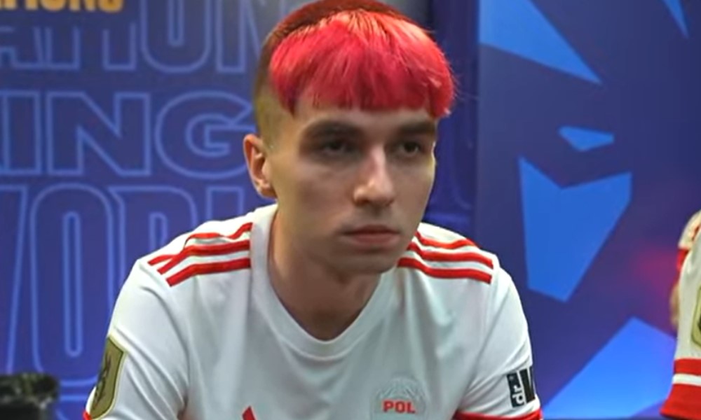 mata czerwone włosy