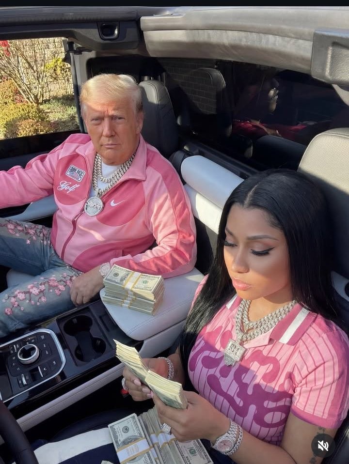 Nicki Minaj i prezydent USA Donald Trump w różowych strojach w aucie, gdzie liczą gotówkę. Raperka wygenerowała zdjęcie przez AI.